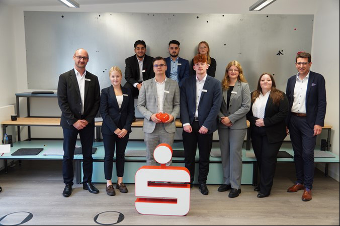 Auf dem Bild (von rechts): Heiko Rautert (Vorstandsvorsitzender), Darleen Bröcker, Johanna Dörenhoff, Lara Boden, Jan Hilbk, Cuma Ali Metin, Nico Reinhardt, Kaan Ilyas Cetin, Lara Jansen und Nils Klausen (Ausbildungsleiter). Foto: privat