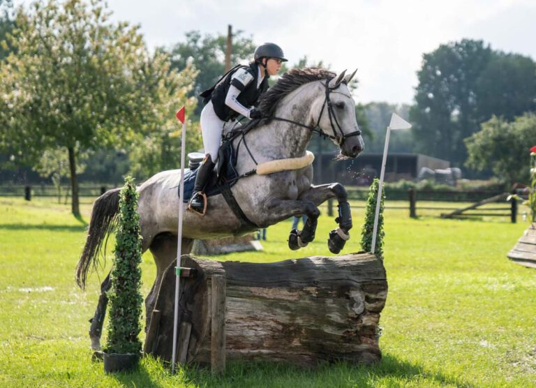 Leonie Vehring präsentierte sich mit Coraleen zuletzt stark im Gelände. Beim Heim-Sommerturnier stehen ab Donnerstag Prüfungen im Springen und in der Dressur auf dem Plan. Foto: privat