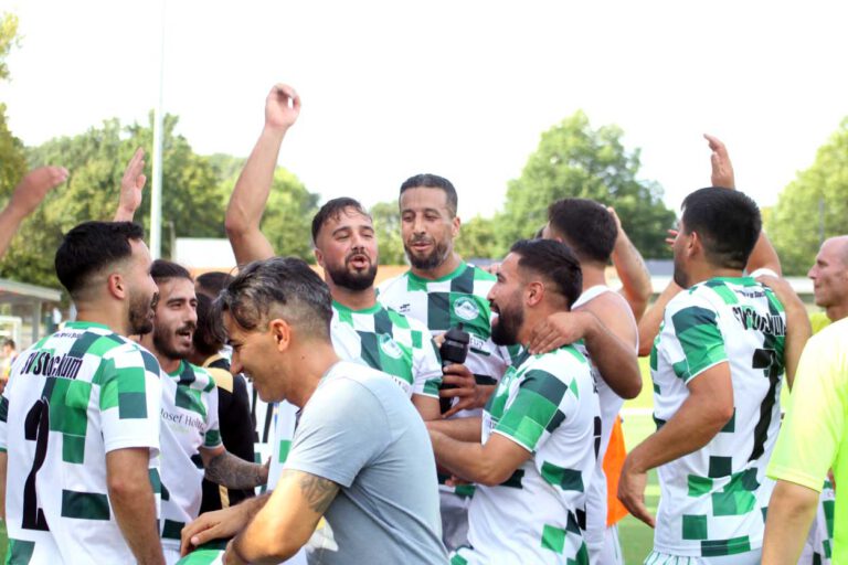 Die Erleichterung beim SV Stockum war nach den 90 Minuten gegen Herringen groß. Fotos: Niko Wagner