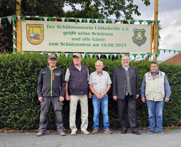 Das Fest der Lütkeheideschützen findet auf dem Anwesen Klenner statt. Das Banner weist auf die Feierlichkeiten hin. Foto: Klaus Timmermann