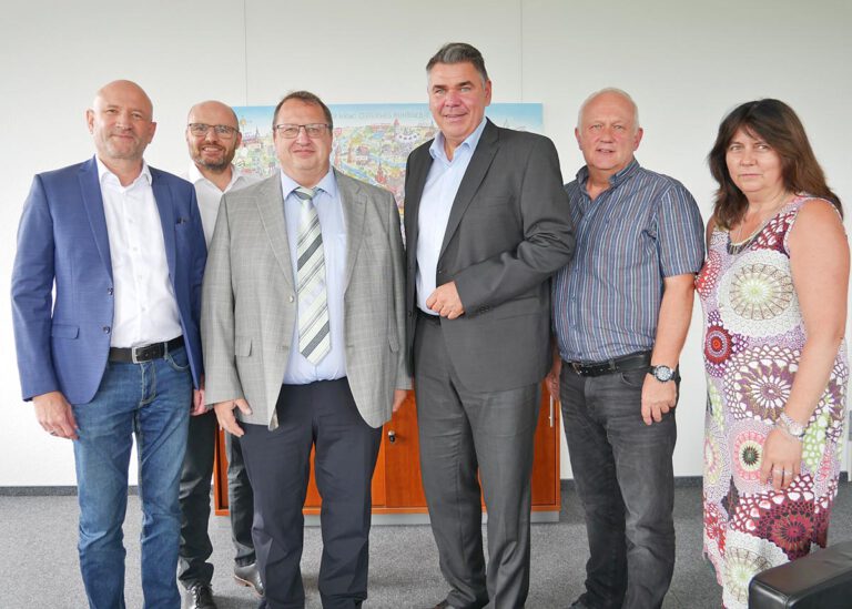 Auf dem Bild (von links) sind zu sehen: Stellvertretender Schulleiter Markus Werner, Schulleiter Jürgen Artmann, Schulleiter Stefan Schmidt, Landrat Mario Löhr, Dezernent Holger Gutzeit sowie Fachbereichsleiterin Anja Seeber im Kreishaus. Foto: Max Rolke – Kreis Unna