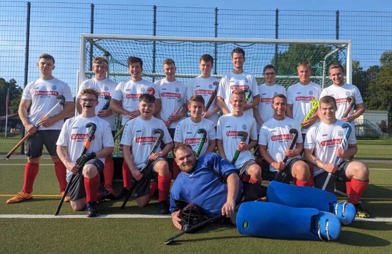 Die Hockey-Herren des TV Werne präsentieren hier ihre neuen Auswärtstrikots mit dem Sponsor Fahrschule FR. Foto: privat