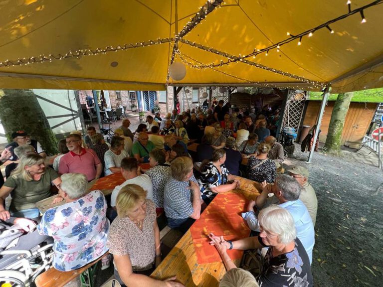 Einen gemütlichen Grillnachmittag erlebten rund 100 Mitglieder der VdK Werne. Foto: privat