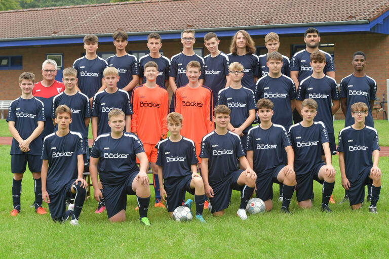 Mit neuen Trikots des Werner Familienunternehmens Böcker starteten die B-Junioren des Werner SC in die neue Spielzeit. Trainer Markus Lünebrink sucht noch personelle Unterstützung und würde gerne für das Training und die Betreuung der Mannschaft einen weiteren Trainer mit an Bord holen. Foto: MSW