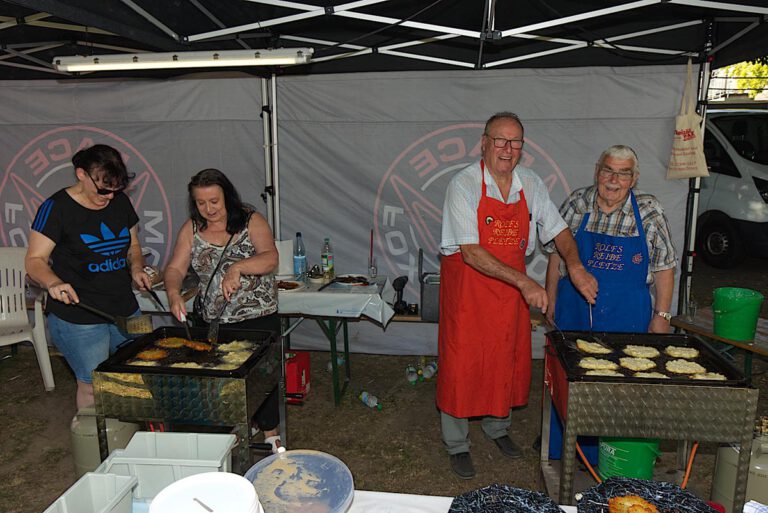 Das heiße Herz des Kartoffelfestes: Beim Reibekuchenbraten kamen (v.l.) Beate Hennig, Kerstin Kirschmann, Heinrich Bülhoff und Rolf Dettmar zu den Stoßzeiten selbst ganz schön ins Schwitzen. Foto: Steinmüller