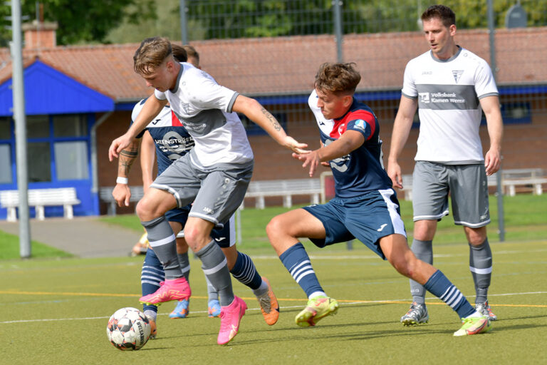 Filigran bearbeitet Maurice Modrzik den Ball, sein Mannschaftskollege Marc Schwerbrock (r.) staunt. Foto: MSW