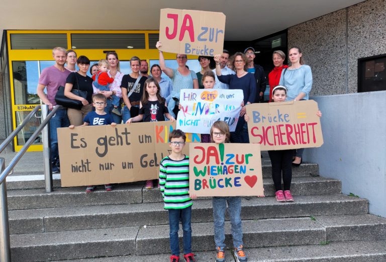 "Ja zur Wiehagen-Brücke" forderten Kinder und Eltern unmittelbar vor Beginn der Sitzung des KBW auf den Stufen des Stadthauses. Foto: Wagner