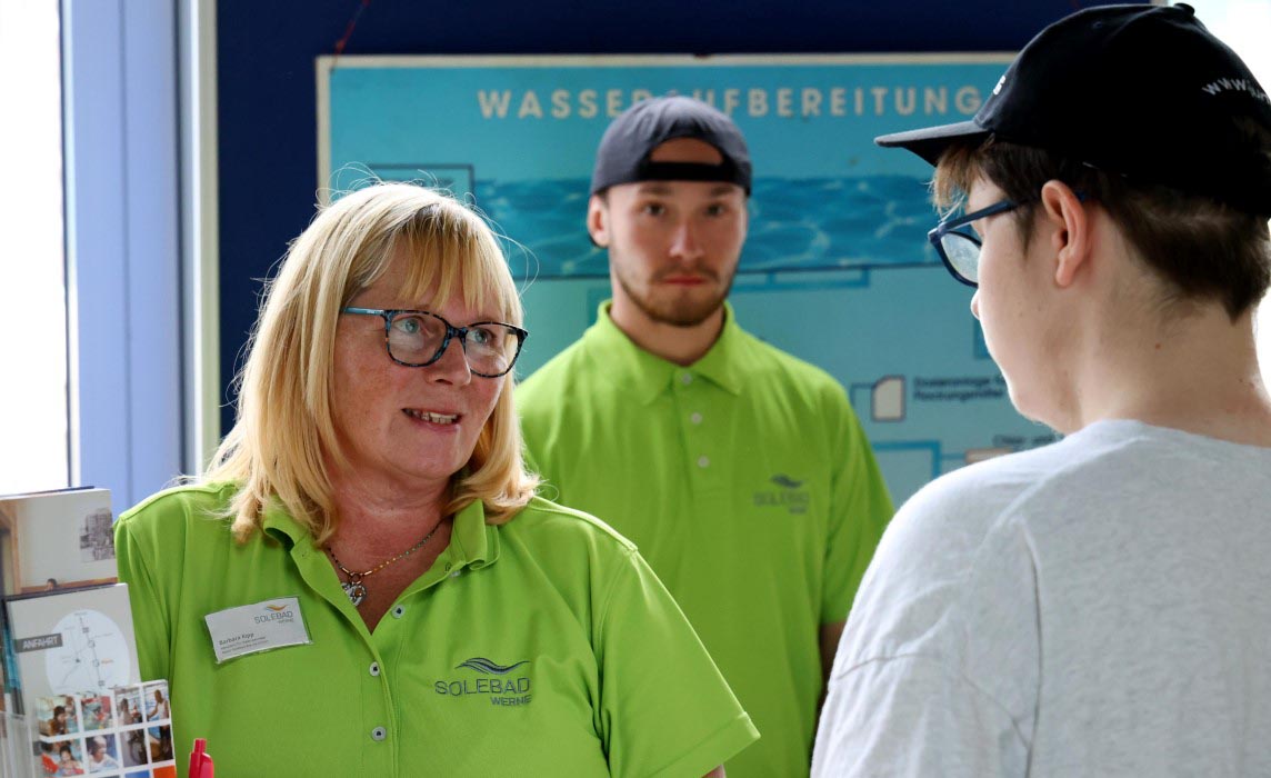 Für alle Schülerinnen und Schüler des Berufskollegs, die auf der Suche nach einem Ausbildungsplatz oder einer Praktikumsstelle sind, fand jetzt wieder eine Jobmesse im Forum der Schule statt. Auch ein Team vom Solebad war dabei. Foto: Volkmer