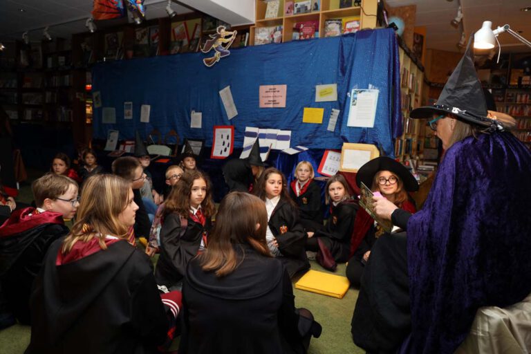 Bücher Beckmann-Mitarbeiterin Reinhild Niehues (rechts) entführte die Kinder und Jugendlichen in die Welt von Harry Potter. Foto: Isabel Schütte