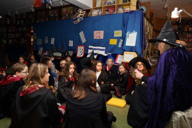 Bücher Beckmann-Mitarbeiterin Reinhild Niehues (rechts) entführte die Kinder und Jugendlichen in die Welt von Harry Potter. Foto: Isabel Schütte