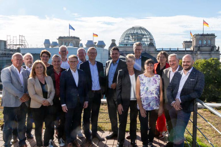 Die Bürgermeisterinnen und Bürgermeister aus dem Kreis Unna mit Landrat Löhr (Mitte r.) und Mdb Kaczmarek (Mitte l.). Foto: Alexander Heine – Kreis Unna