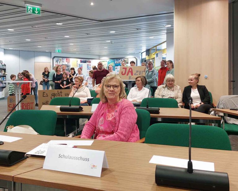 Geriet im Ausschuss trotz Rückendeckung von Kollegium sowie Schülern und Kindern unter Beschuss: Nicola Buschkotte, Leiterin der Wiehagenschule. Foto: Wagner