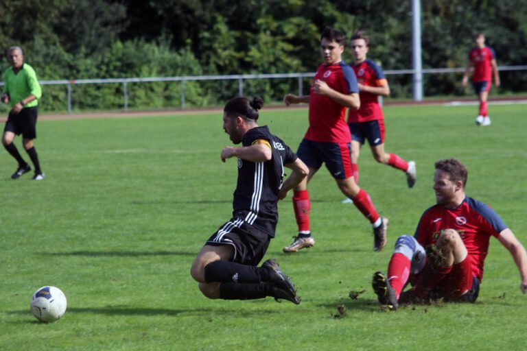 Enes Akyüz musste nach diesem Foul ausgewechselt werden, sah dann später als Coach an der Seitenline die Rote Karte. Es war der Aufreger der Partie. Foto: Wagner
