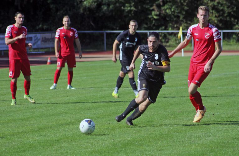 Enes Akyüz auf dem Weg zum Tor: Der Eintracht-Kapitän erzielte das 1:0 gegen den TuS Uentrop. Fotos: Wagner