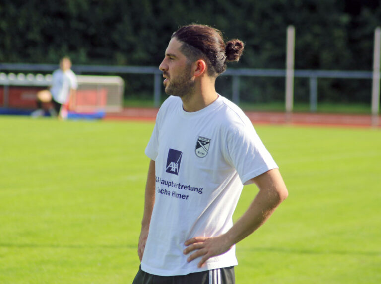 Enes Akyüz, hier kurz vor seiner umstrittenen Roten Karte als Trainer, wurde vom Vorwurf der Schiedsrichter-Beleidigung freigesprochen. Foto: Wagner