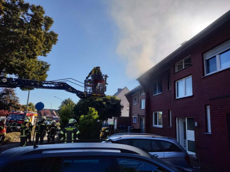Keine Verletzten und einen schnellen Löscherfolg meldete die Freiwillige Feuerwehr nach dem Wohnungsbrand in der Hermann-Löns-Straße in Werne. Foto: Feuerwehr Werne