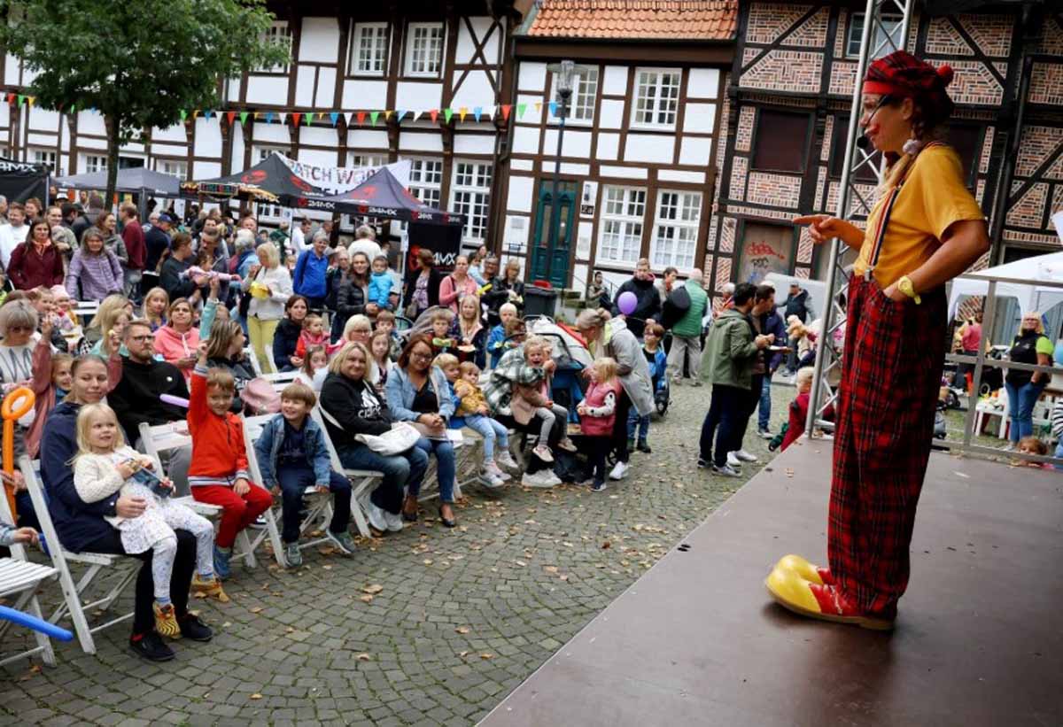 Das Familienfest hat die Massen begeistert. Dazu gehörte auch ein buntes Bühnenprogramm. Foto: Volkmer