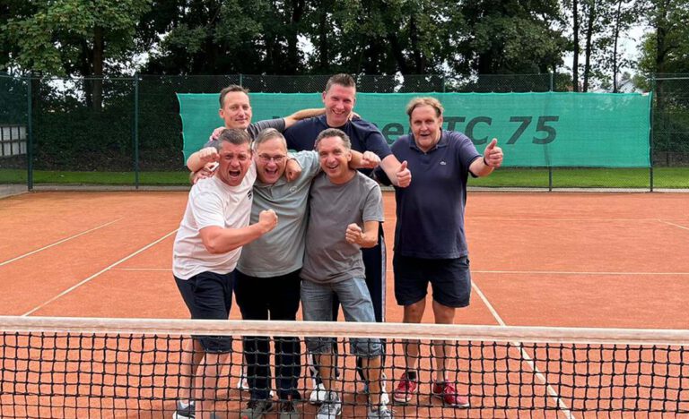 Jubel über den Aufstieg: Die Herren 40 des Werner TC waren erfolgreich. Foto: privat