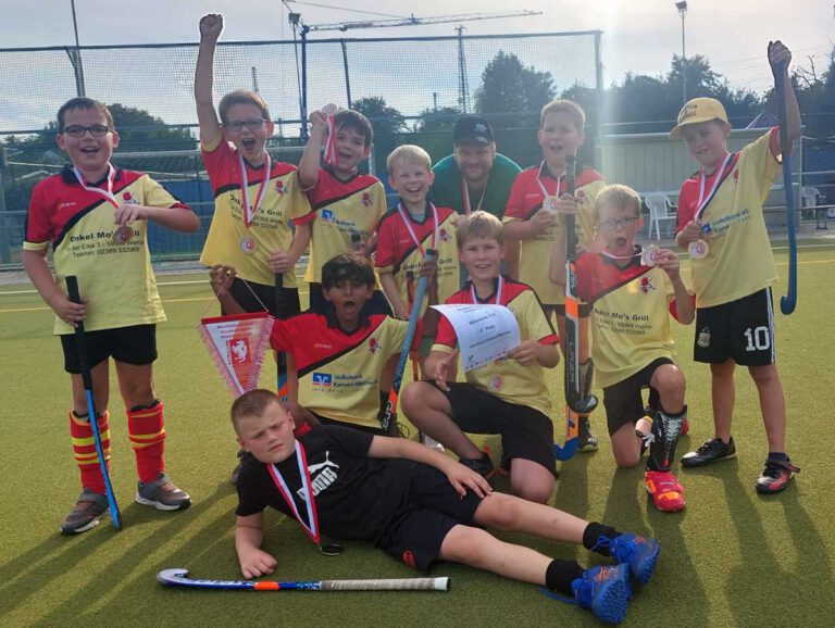 Die U10 von Hockey United Werne hat sich für ihren großen Kampfgeist belohnt und gewann das Kleinfeld-Turnier in Hamm. Foto: Wagner