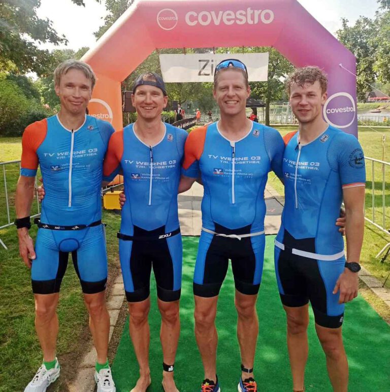 Starker Auftritt in Krefeld: Michael Hörsken (von links), Sebastian Nieberg, Stephan Rengelink und Hanno Sancken von den TV Werne Wasserfreunden. Foto: privat