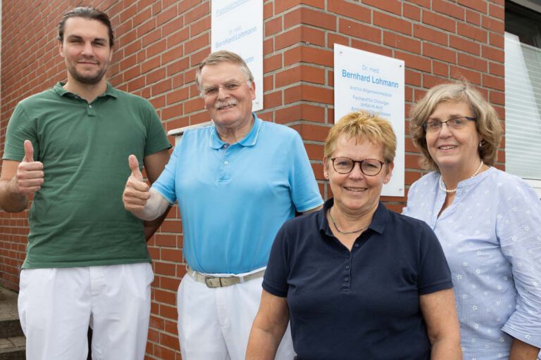 David Krieter (von links) und Dr. Bernhard Lohmann werden die Hausarztpraxis an der Altenhammstraße weiterführen. Dr. Birgit Edsen und Dr. Sabine Lohmann gehen ab dem 1. Oktober in den Ruhestand. Foto: Isabel Schütte