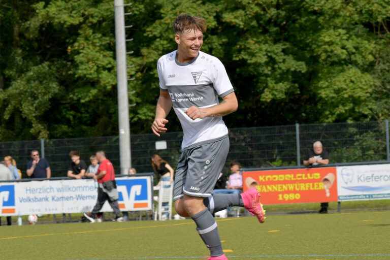 Maurice Modrzik hat allen Grund zur Freude: Der WSC-Angreifer traf in Beckum doppelt und erzielte seine Saisontore 3 und 4. Archivfoto: MSW