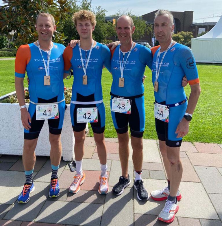 Stephan Rengelink (von links), Hanno Sancken, James Knowlden und Ralf Koch haben es trotz großer Moral nicht geschafft. Die 1. Mannschaft der Werner Triathleten muss absteigen. Foto: privat