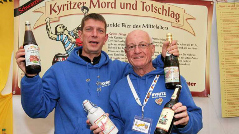 Das Kyritzer Bier "Mord und Totschlag" kehrt zusammen mit dem Partnerschaftszelt zu Sim-Jü 2023 zurück. Archivfoto: Volkmer