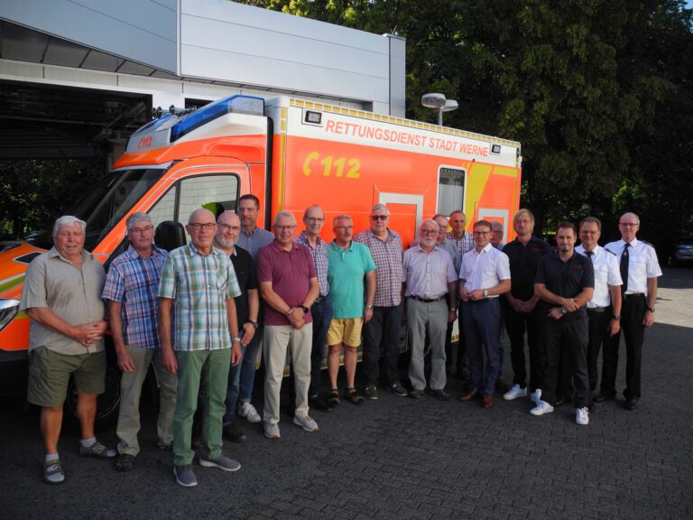 Frühere Mitarbeiter des Rettungsdienstes gesellten sich zum Gruppenfoto mit Vertretern des heutigen Teams und der benachbarten Feuerwehr. Bürgermeister Lothar Christ dankte ihnen für ihre Arbeit. Foto: Klaus Brüggemann