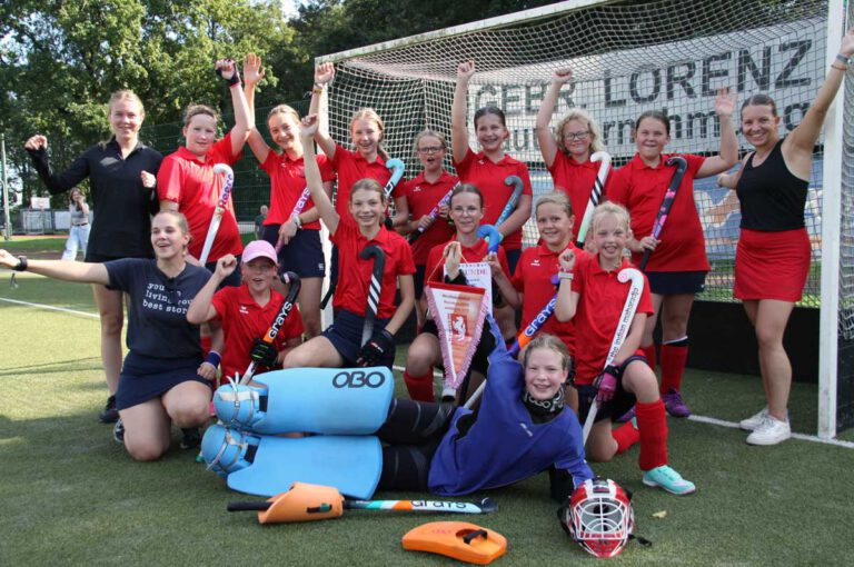 Die Spielgemeinschaft TV Werne/HTC Hamm hat es geschafft: In der weiblichen U12 ist das Kombi-Team Westfalenpokalsieger. Foto: Raphael Haag