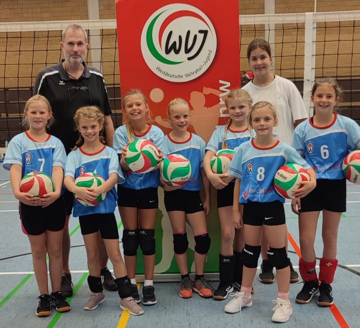 Die U12-Teams des TV Werne überzeugten beim hochklassig besetzten Turnier in Senden (v.l.): Ylvi Feldmann, Alissa Judt, Lotta Lohmann, Elisabeth Schreiber, Matilda Schmülling, Mila Hempel, Paula Glitz. Hinten v.l. Bernd Purzner und Hannah Wesselmann. Fotos: Privat