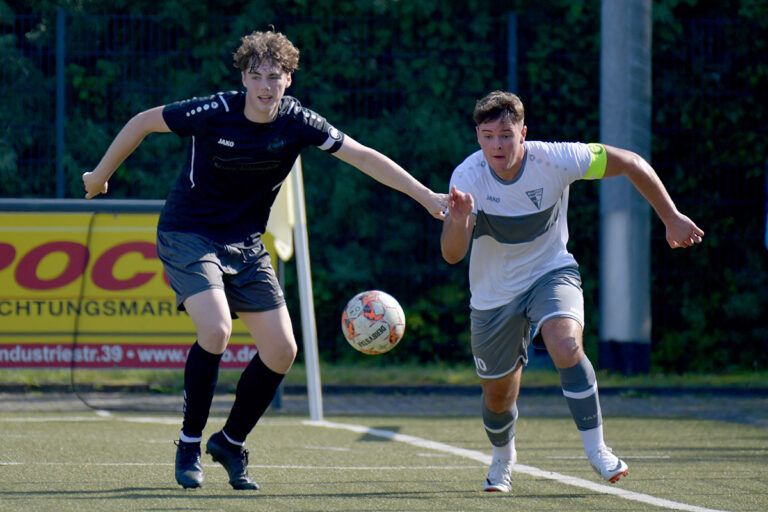 Trotz intensiver Bemühungen hatte Johannes Schwenniger (r.) gegen Ahlen kein Schussglück. Foto: MSW