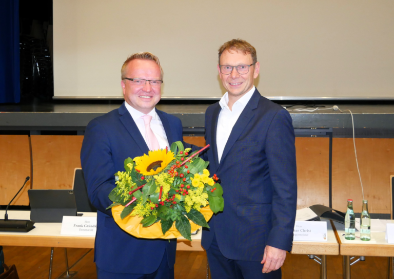 Mit Blumen gratulierte Bürgermeister Lothar Christ seinem neuen Stellvertreter Jörg Weber, der sich über das einstimmige Votum des Rates freuen durfte. Foto: Gaby Brüggemann