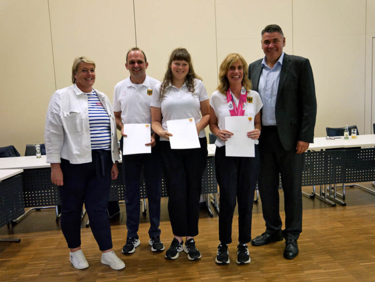 Die Reiterinnen und Reiter der Special Olympics, darunter auch Mia Wünsch (3. von links) aus Werne, waren zu Besuch im Kreishaus. Foto Leonie Bleimling - Kreis Unna