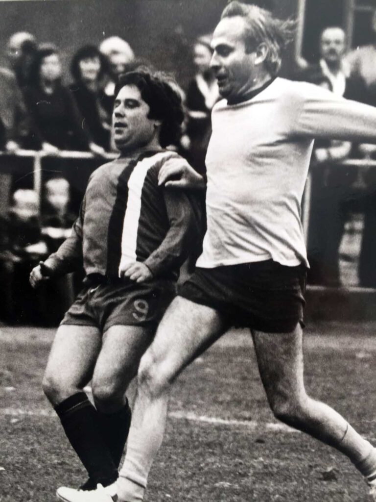 Altbürgermeister Willi Lülf beim Sim-Jü-Fußballspiel vor vielen Jahren. Foto: Archiv Sim-Jü Verlag