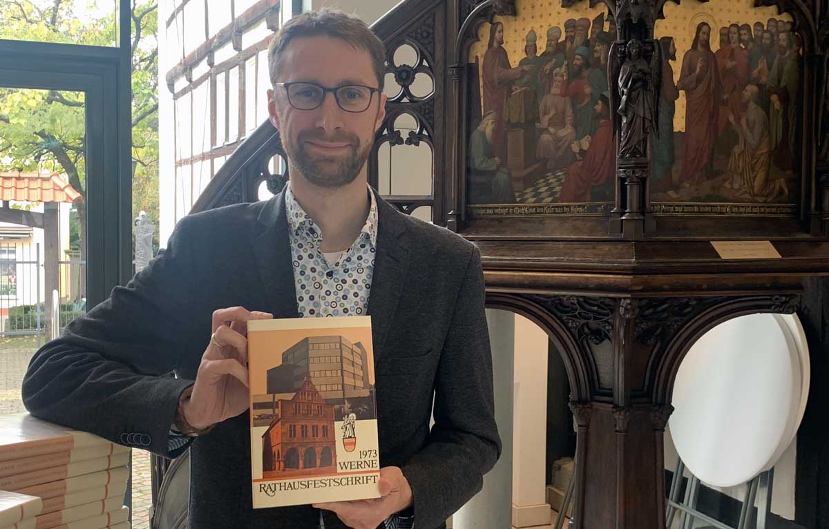 Flemming N. Feß, Leiter des Stadtmuseums, bietet die Rathaus-Festschrift kostenlos an. Foto: privat