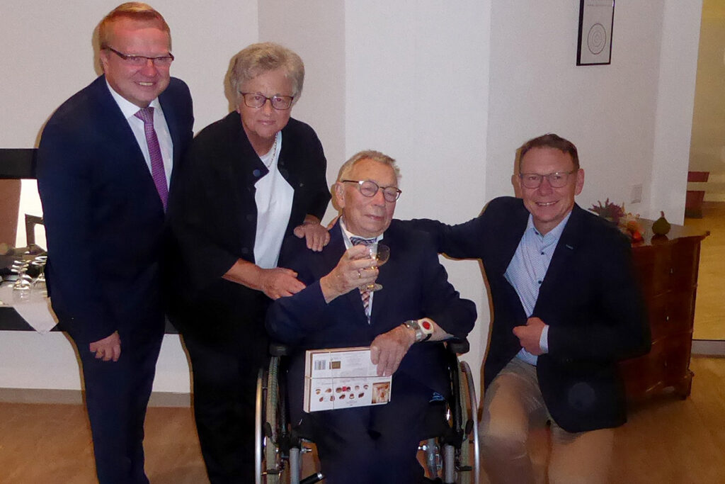 Zu den Gratulanten gehörten Wernes Bürgermeister Lothar Christ (r.), die stellvertretende Bürgermeisterin Marita Funhoff und der stellvertretende Bürgermeister Jörg Weber. Foto: MSW