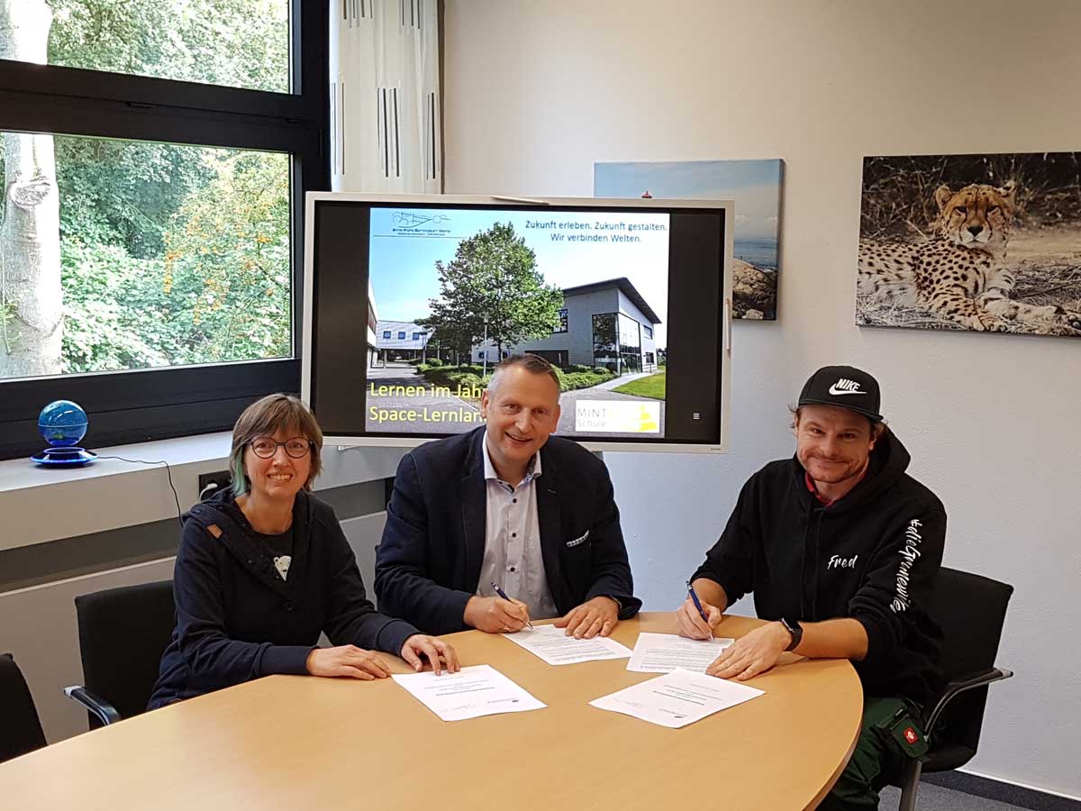 Heike Hengelbrock (BNE-Koordinatorin des AFG), Marcel Damberg (Schulleiter des AFG) und Frederik Grunewald (rechts) fixierten die Kooperation. Foto: AFG