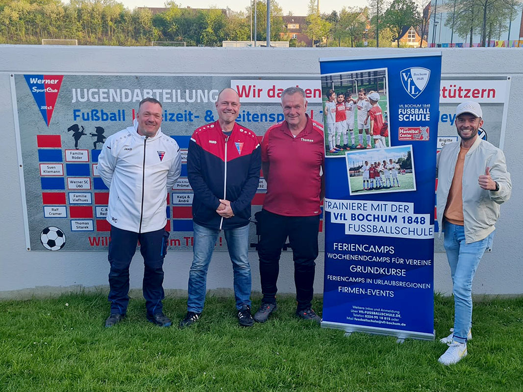Sie freuen sich auf das Fußballcamp des VfL Bochum am kommenden Wochenende: (v.l.) Carsten Reckers, Ingo Börger und Thomas Sitarek von der Jugendfußballabteilung des Werner SC sowie Benjamin Adamik, Leiter der VfL Bochum-Fußballschule. Foto: WSC
