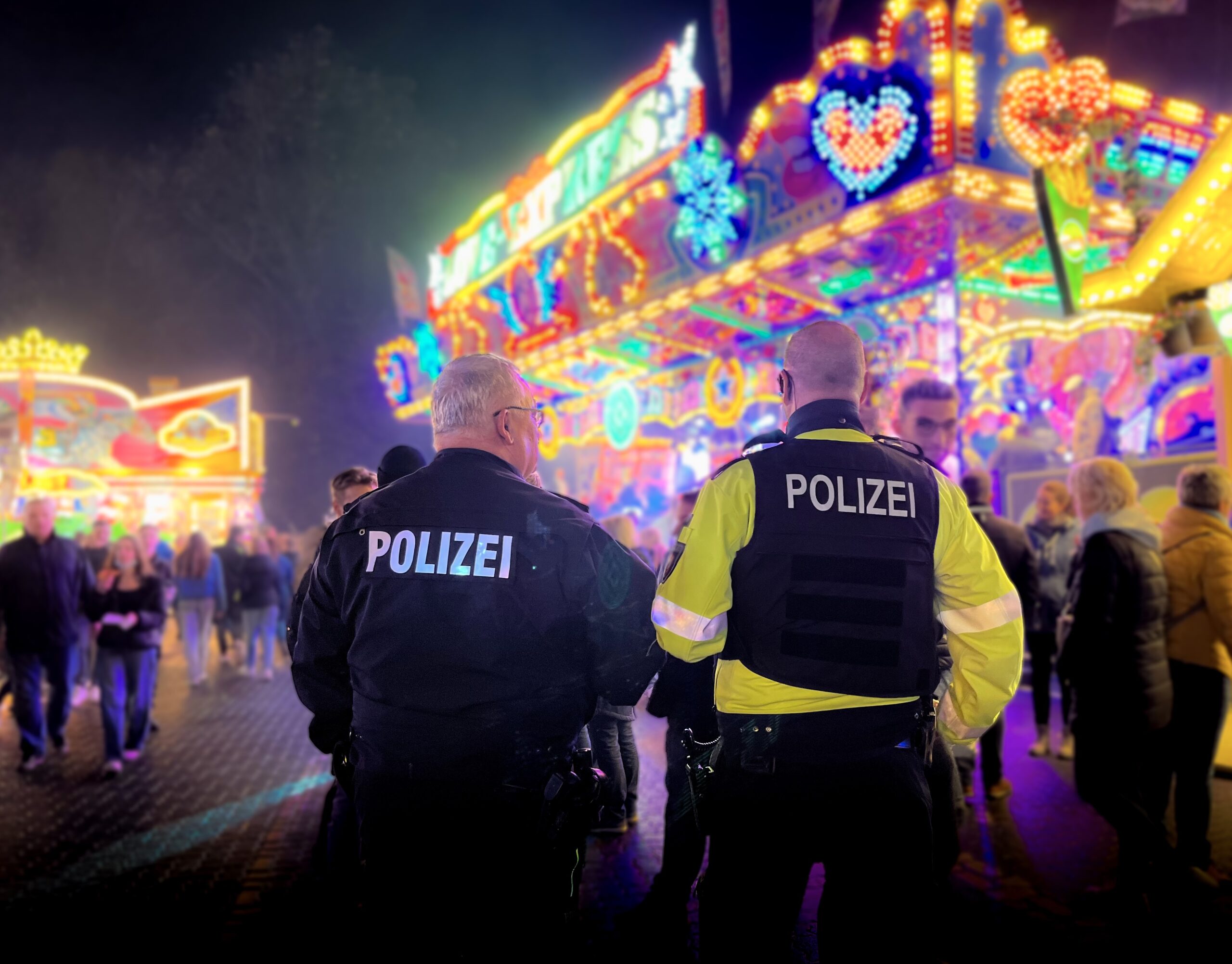 Die Polizei ist beim Krammarkt am Sim-Jü-Dienstag mit einem Stand vor dem Stadthaus präsent. Foto: Polizei Unna