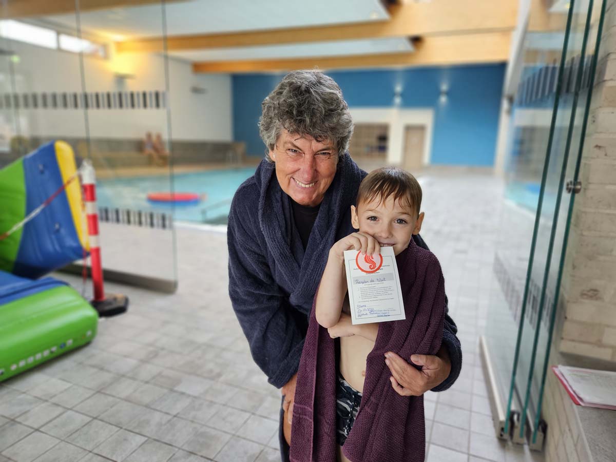 Kayden, der erfolgreich sein Seepferdchen absolviert hat, mit Trainerin Martina vom Solebad Werne. Foto: Solebad Werne