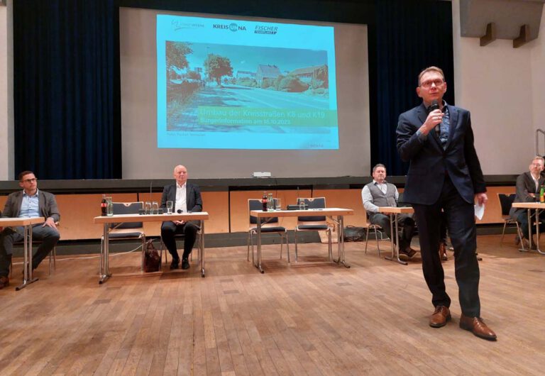 Bürgermeister Lothar Christ eröffnete die zweite Bürgerversammlung zur Umgestaltung der Kreisstraßen. Fotos: Wagner