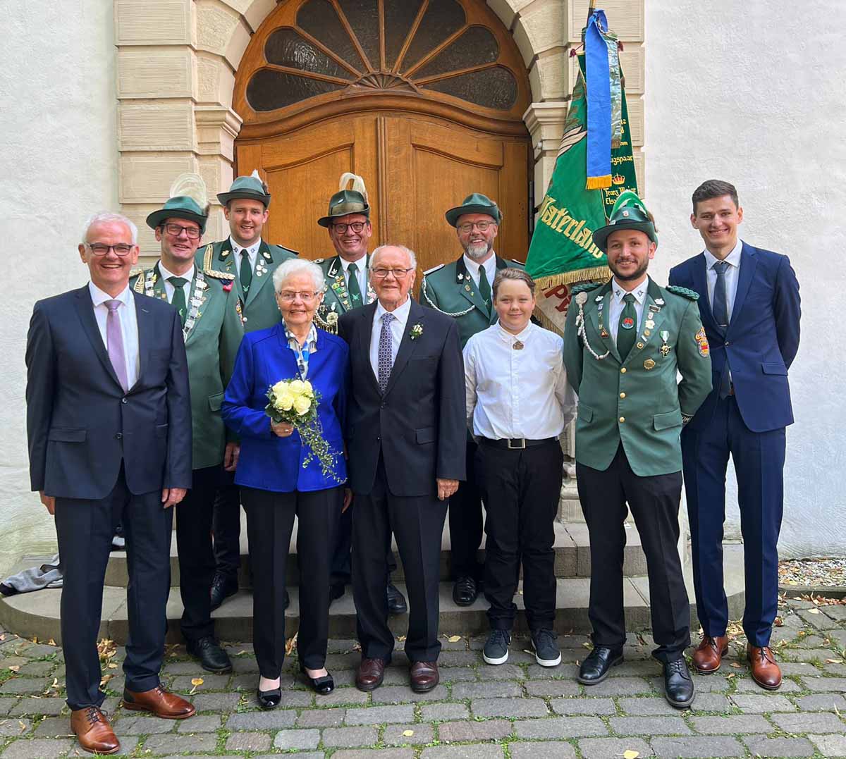 Auf dem Foto wird das Jubelpaar umgeben (von links nach rechts) von Sohn Egon Ribhegge jun., König Michael Biegel, Königsadjutant Lars Brockmann, Bataillonsspieß Bernd Budde, Fahnenoffizier Ludwig Lücke, Kinderkönig Jonathan Lücke, 2. Vorsitzender Julian Oer und Enkel Alexander Ribhegge. Foto: BSV