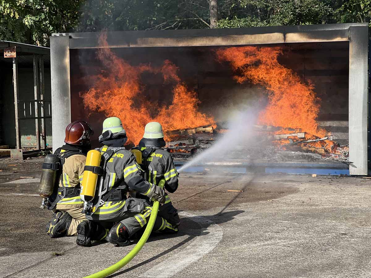 Auch ein Zimmerbrand wurde bei der Ausbildung in Weeze simuliert. Fotos: Feuerwehr Werne
