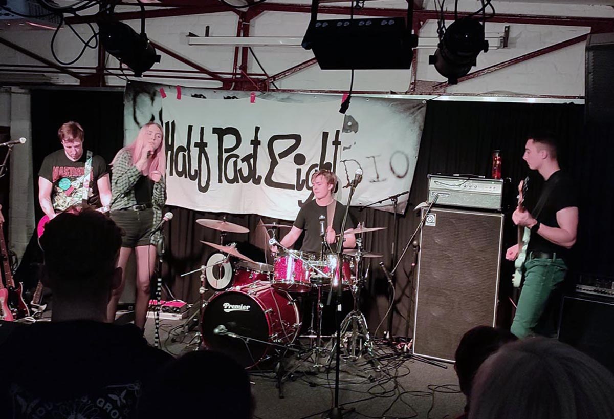 Musikalisch setzt unter anderem die Band Half Past Eight Akzente im JuWeL. Foto: Archiv