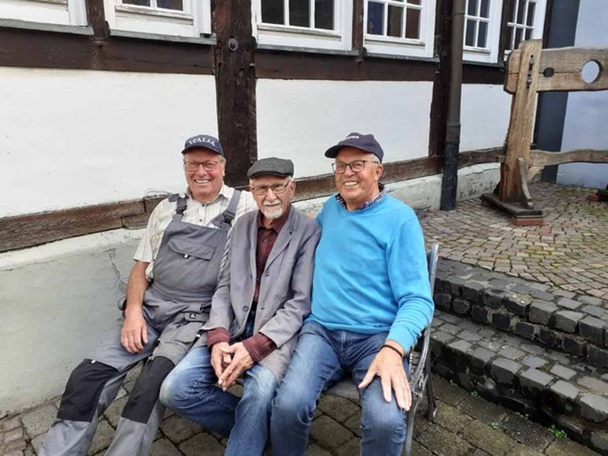 Heinrich Wittemeier, Peter Helmdach und Heinz Bülhoff brachten den Museumsgarten auf Vordermann. Foto: privat