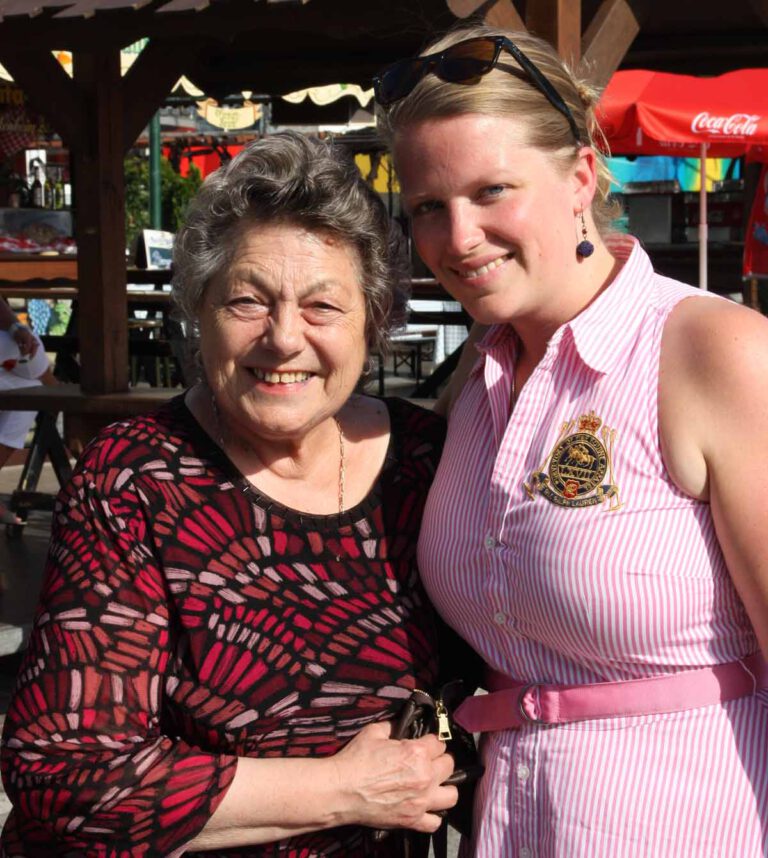 Helle Juhl Eggersmann liebt Sim-Jü. Dieses Bild zeigt die Tochter von Rainer Schulz mit Schaustellerin Bärbel Schütze. Foto: privat