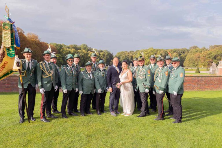René Hübner, zweiter Geschäftsführer des Bürger-Schützenvereins, heiratete seine Ramona - und der BSV gratulierte mit einer stattlichen Delegation. Foto: privat