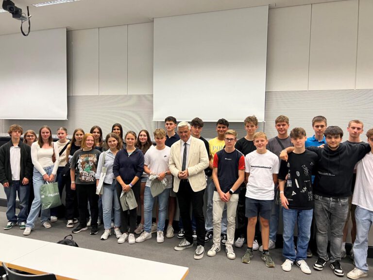 Schülerinnen und Schüler des Gymnasiums St. Christophorus besuchten MdB Hubert Hüppe (CDU) in Berlin. Foto: Büro Hüppe