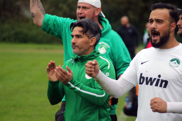 Jubel beim SV Stockum um Trainer Leonardo Amoresano. Foto: Wagner